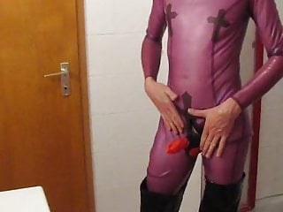 In Lila-Transparentem Latex Catsuit Und Stiefeln Gewichst free video