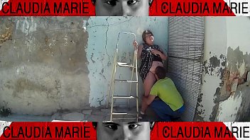 Poniendo Cachonda A La Gorda Contra La Escalera En El Patio Exterior. Que Guarra Es Esta Obesa free video