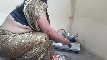 मॉर्निंग में मेड को खाना बनाते टाइम कुतिया बनाकर चोदा Xxx Maid Fuck free video