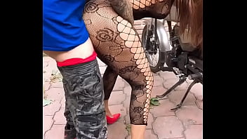 Chica Motociclista Teniendo Sexo Anal Con Su Vecino El Mecanico free video
