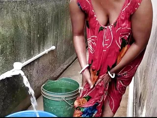 Wife Ko Chuda Jab Vo Bahar Balkani Me Nha Rhi Rhi, Hindi Hd Porn Video Sex free video